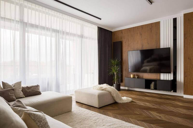 Firany na oknie w nowoczesnym salonie Co na okna w salonie - cienkie i lekkie firany