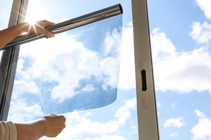 Czym zasłonić okna - folia okienna zapobiegająca przedostawaniu się promieni UV