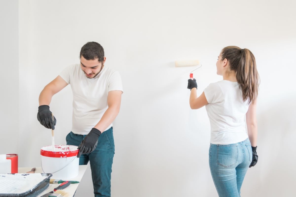 ile kosztuje wykończenia mieszkania - cięcie kosztu samodzielnym malowaniem