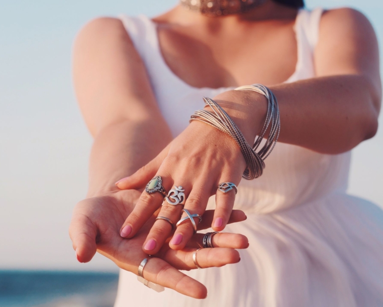 Jak nosić pierścionki? 7 cennych wskazówek modowych