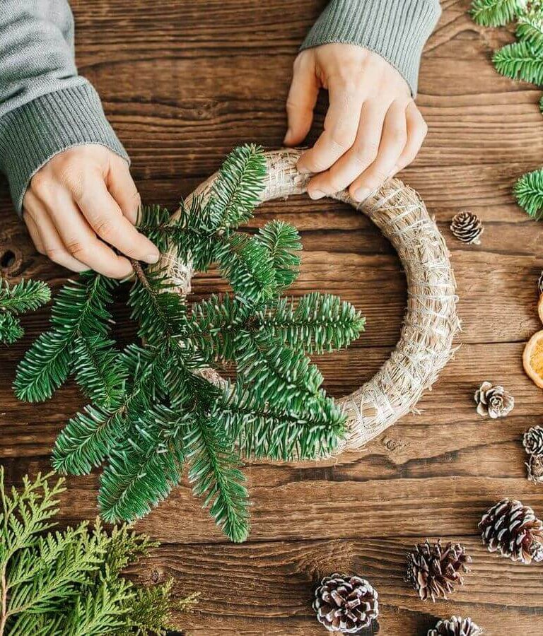 Wianek świąteczny na drzwi – jak zrobić? Poradnik