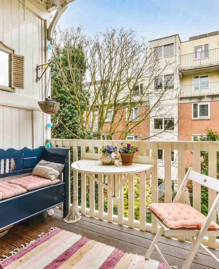 Jak urządzić balkon? Modne sposoby na aranżację