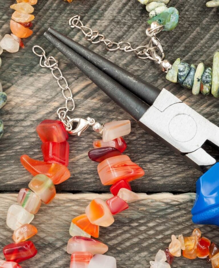 Biżuteria z kamieni naturalnych – jak zrobić samodzielnie?