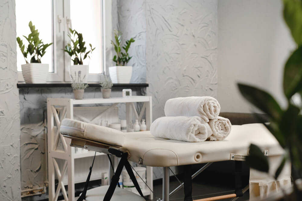 salon kosmetyczny oferujący masaż salon kosmetyczny z leżanką
