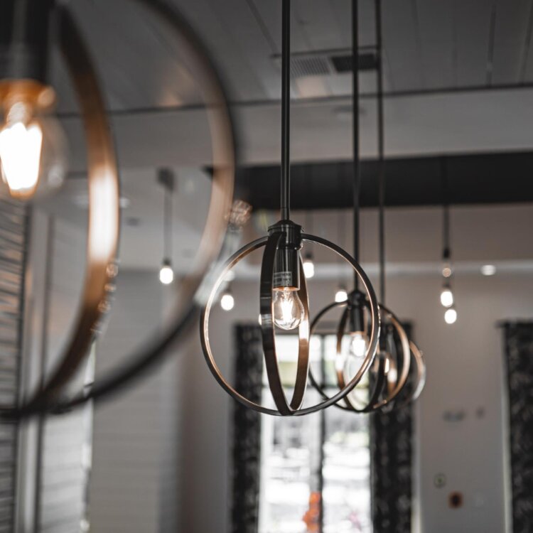 Lampa sufitowa czarna – elegancja i funkcjonalność w każdym pomieszczeniu