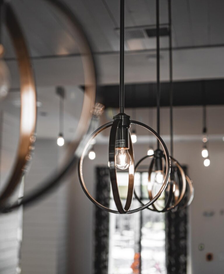 Lampa sufitowa czarna – elegancja i funkcjonalność w każdym pomieszczeniu