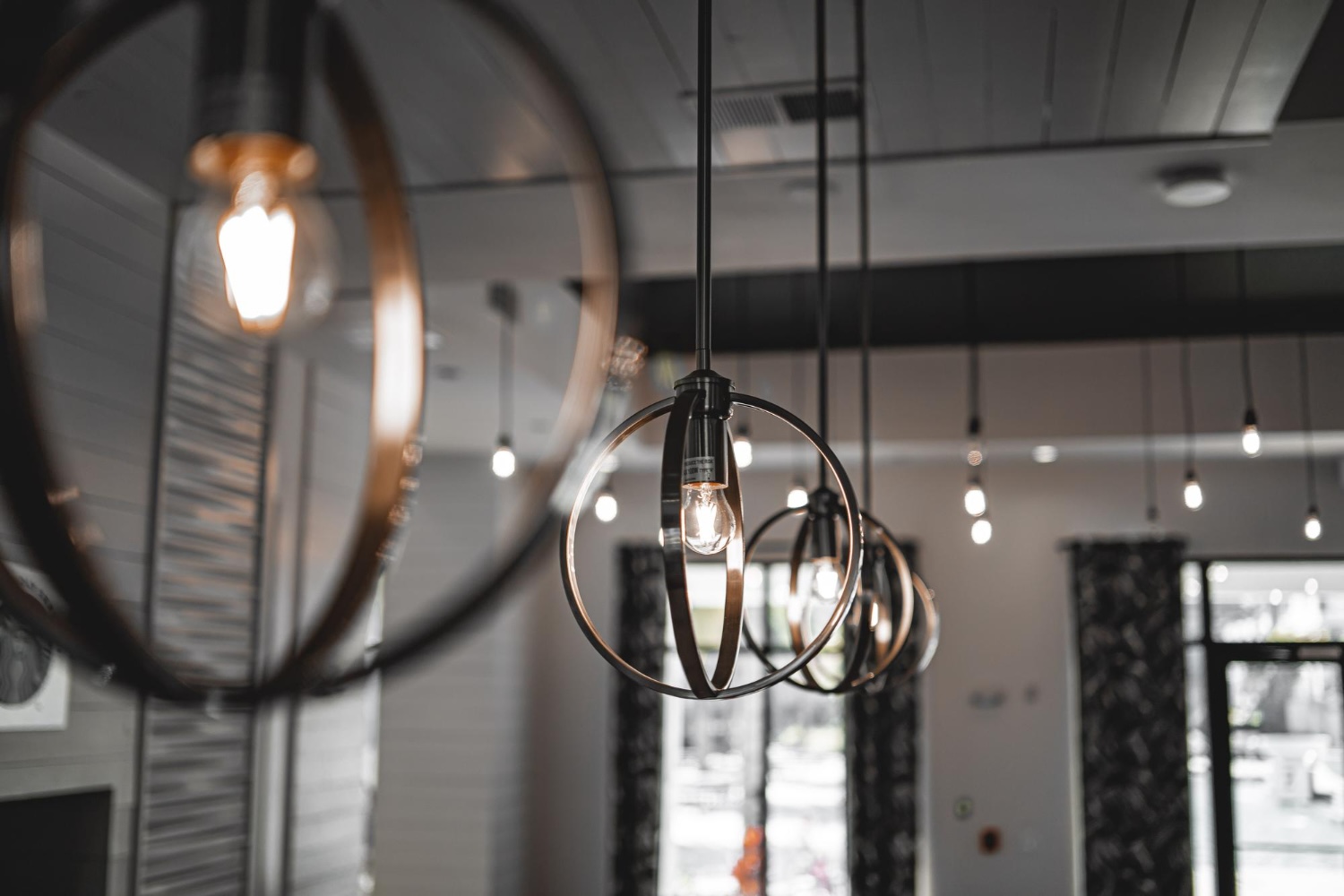 Lampa sufitowa czarna – elegancja i funkcjonalność w każdym pomieszczeniu