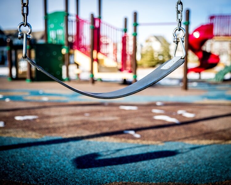 Odpowiednie oświetlenie na place zabaw – kluczowe informacje