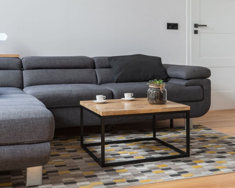 Jaki stolik do narożnika wybrać? Praktyczny poradnik