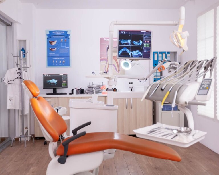 Pierwsza wizyta u dentysty po latach – co musisz wiedzieć zanim ją umówisz?