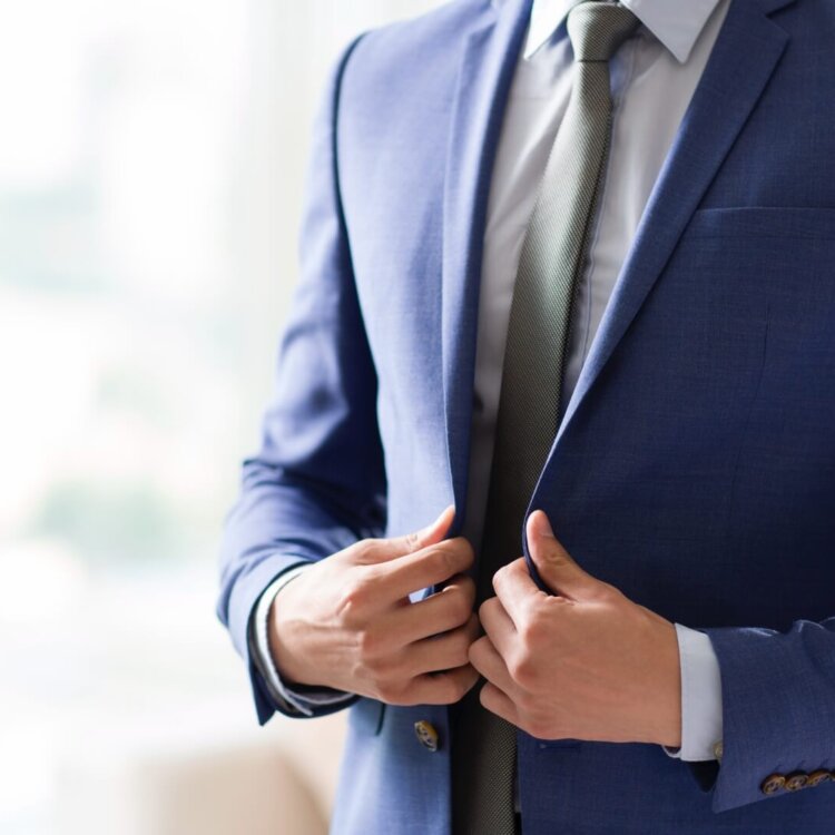 Jaka koszula do granatowego garnituru sprawdzi się najlepiej?