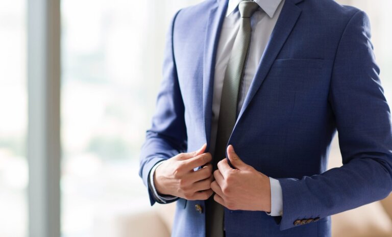 Jaka koszula do granatowego garnituru sprawdzi się najlepiej?