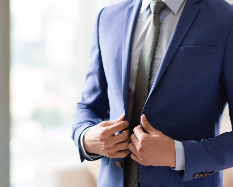 Jaka koszula do granatowego garnituru sprawdzi się najlepiej?