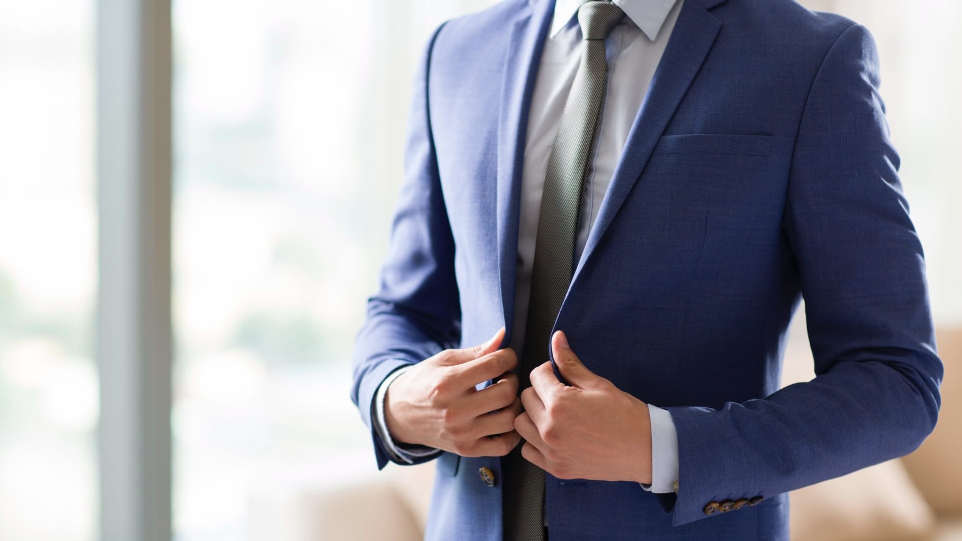 Jaka koszula do granatowego garnituru sprawdzi się najlepiej?