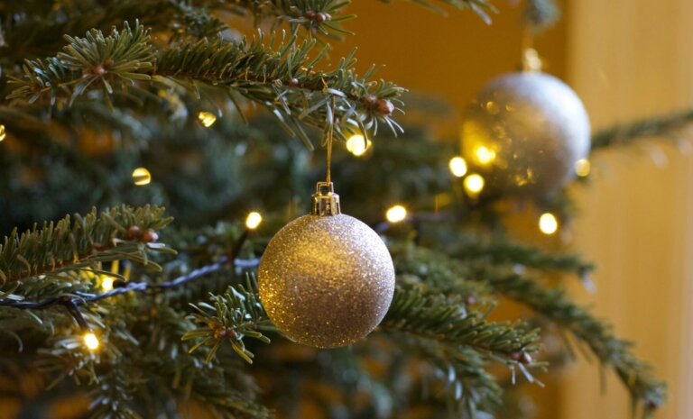 Jaką sztuczną choinkę wybrać? Praktyczny poradnik