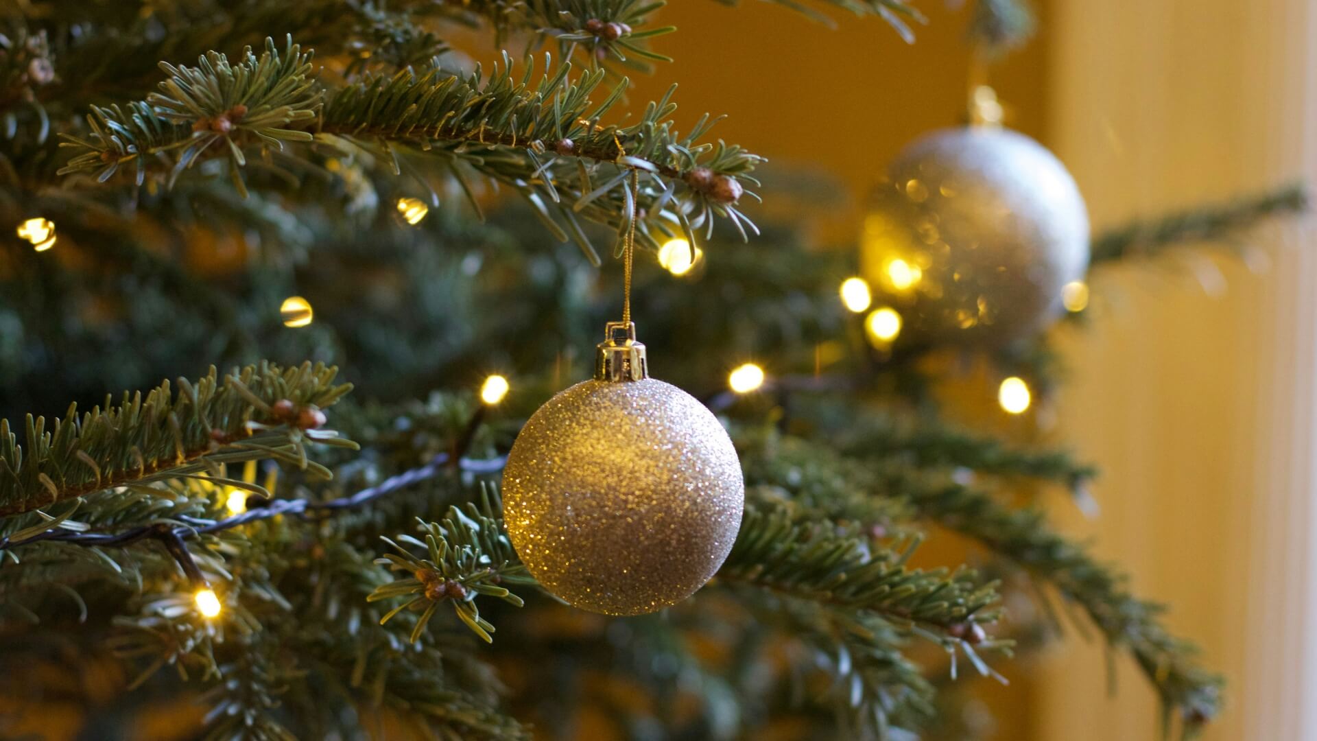 Jaką sztuczną choinkę wybrać? Praktyczny poradnik