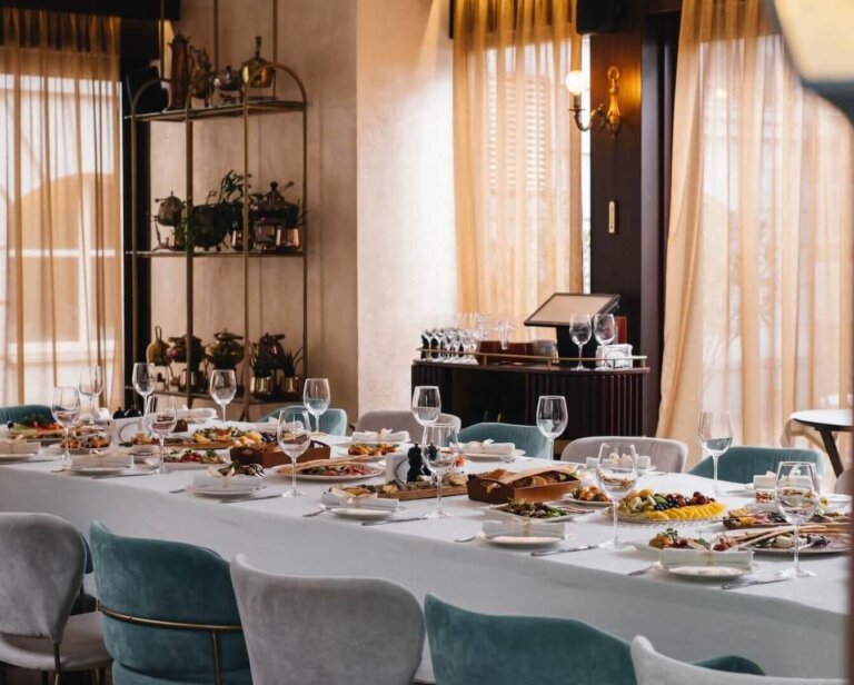 Jaki stół na 12 osób? Poradnik