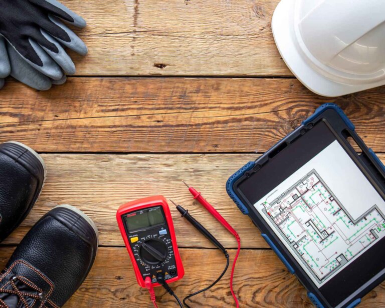 Środki ochrony indywidualnej elektryka – lista najważniejszych elementów