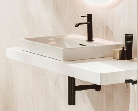 Szukasz pomysłu na łazienkę? Zobacz, jak umywalka ścienna zmienia wygląd wnętrza