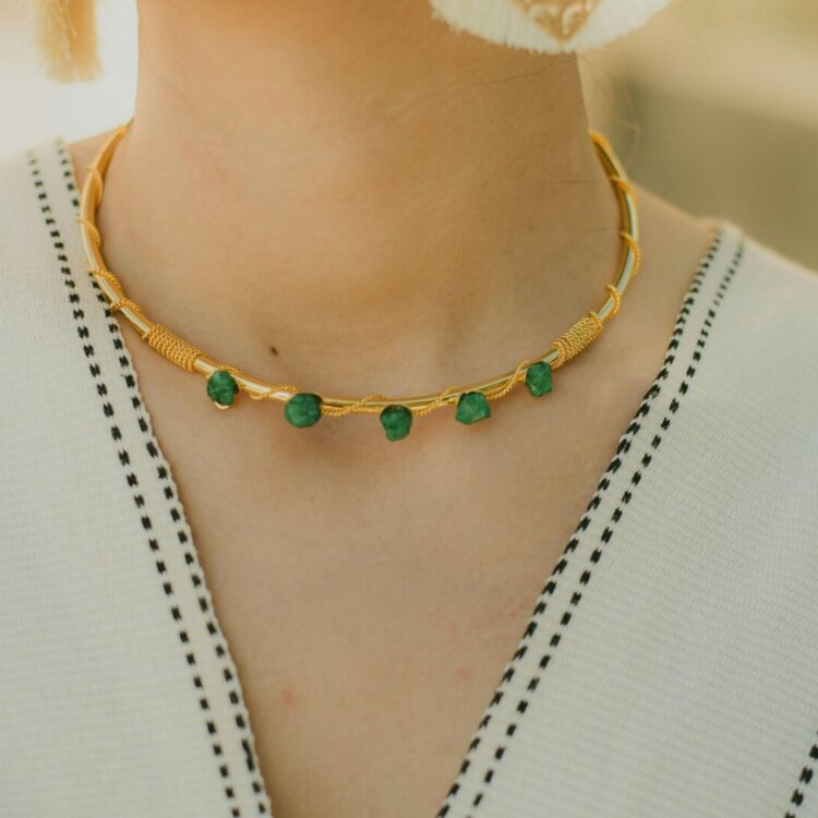 Jak zrobić naszyjnik z kamieni naturalnych? Instrukcja