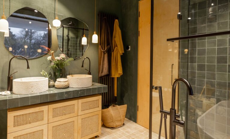 Trendy łazienkowe na 2026? Ciepło i kolory ziemi