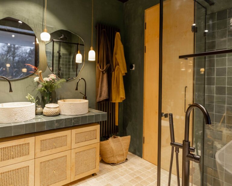 Trendy łazienkowe na 2026? Ciepło i kolory ziemi