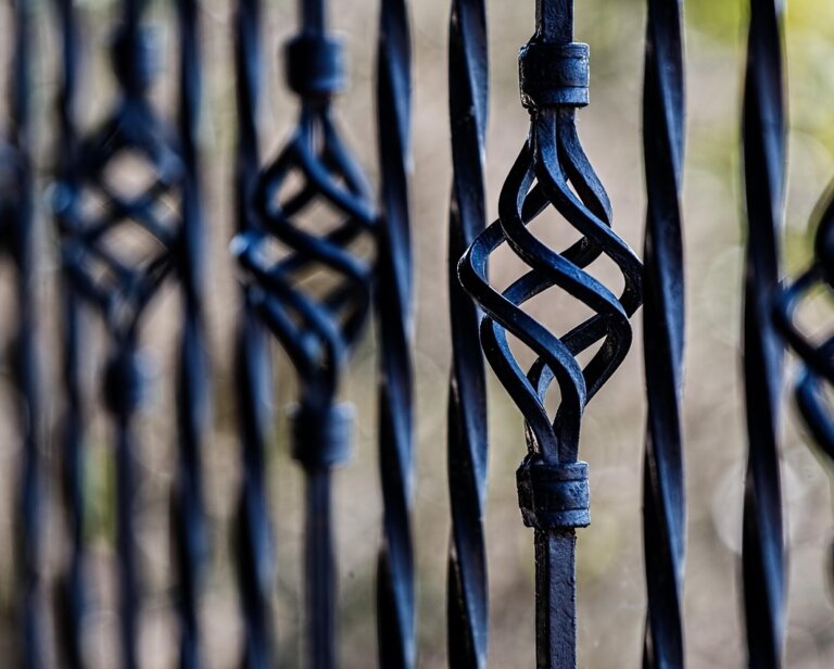 Zawiasy do bramy – na co zwrócić uwagę podczas ich wyboru?