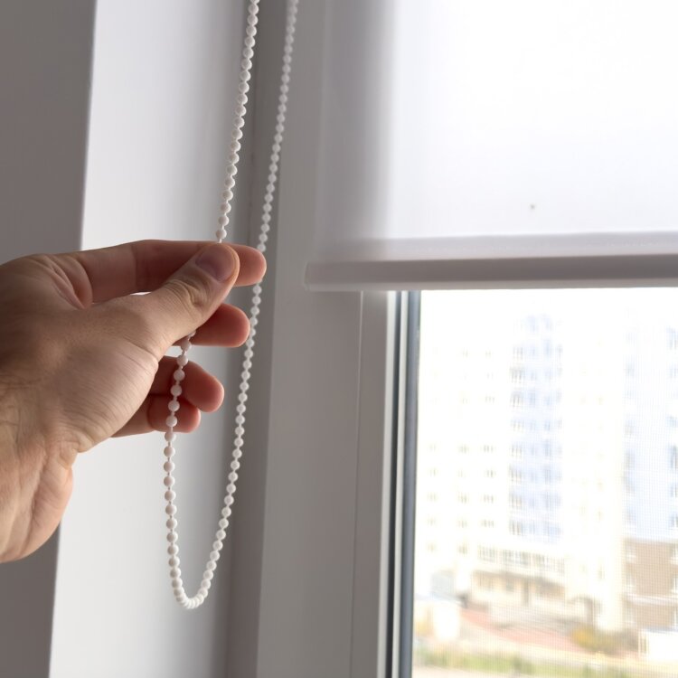 Porównanie pracy rolet w kasetach przy różnych rodzajach ram okiennych: PVC, aluminium, drewno