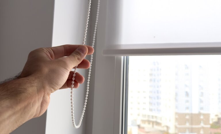 Porównanie pracy rolet w kasetach przy różnych rodzajach ram okiennych: PVC, aluminium, drewno