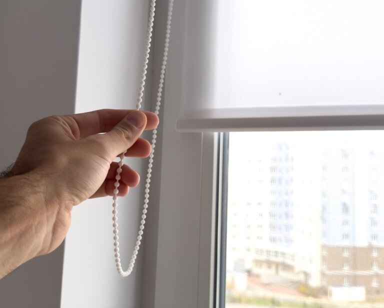 Porównanie pracy rolet w kasetach przy różnych rodzajach ram okiennych: PVC, aluminium, drewno