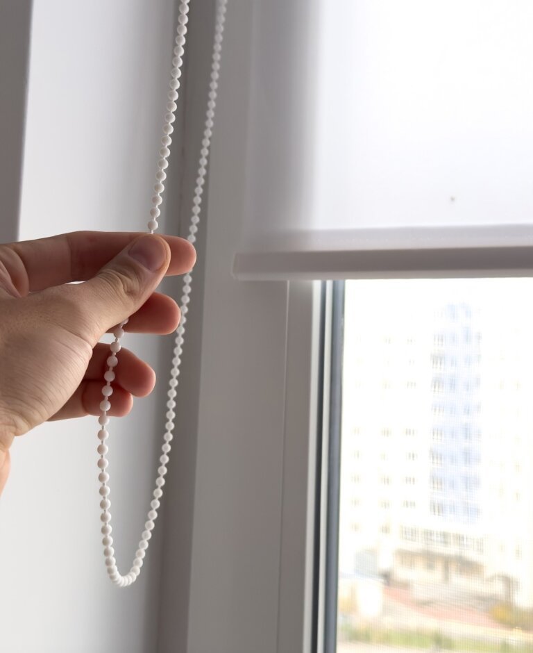 Porównanie pracy rolet w kasetach przy różnych rodzajach ram okiennych: PVC, aluminium, drewno