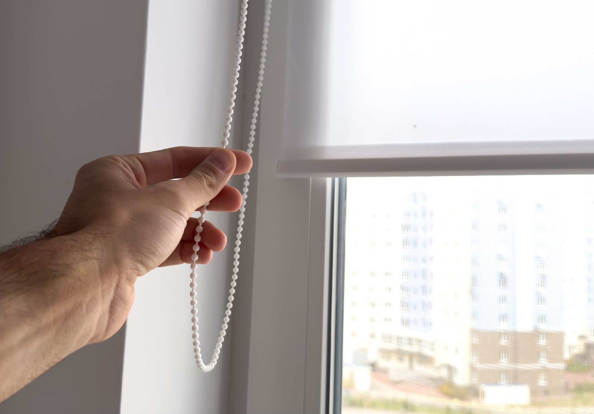 Porównanie pracy rolet w kasetach przy różnych rodzajach ram okiennych: PVC, aluminium, drewno