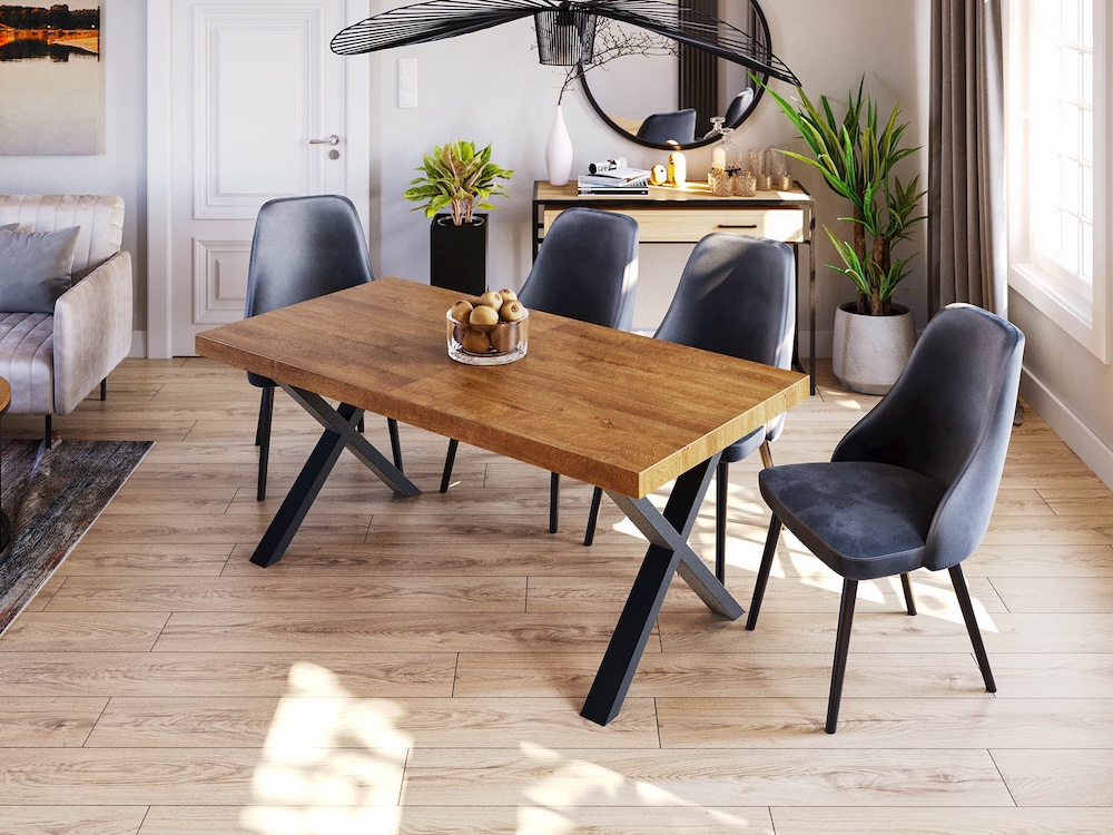 pokój z drewnianym stołem i krzesłami 