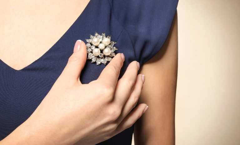 Broszka – jak nosić? Podpowiadamy