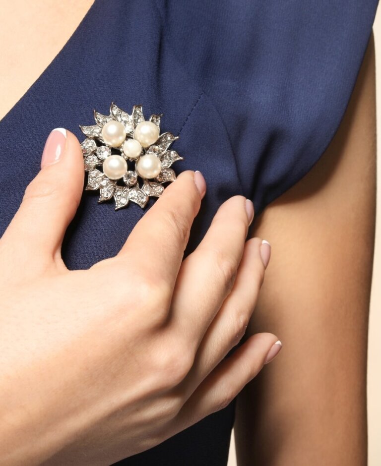 Broszka – jak nosić? Podpowiadamy