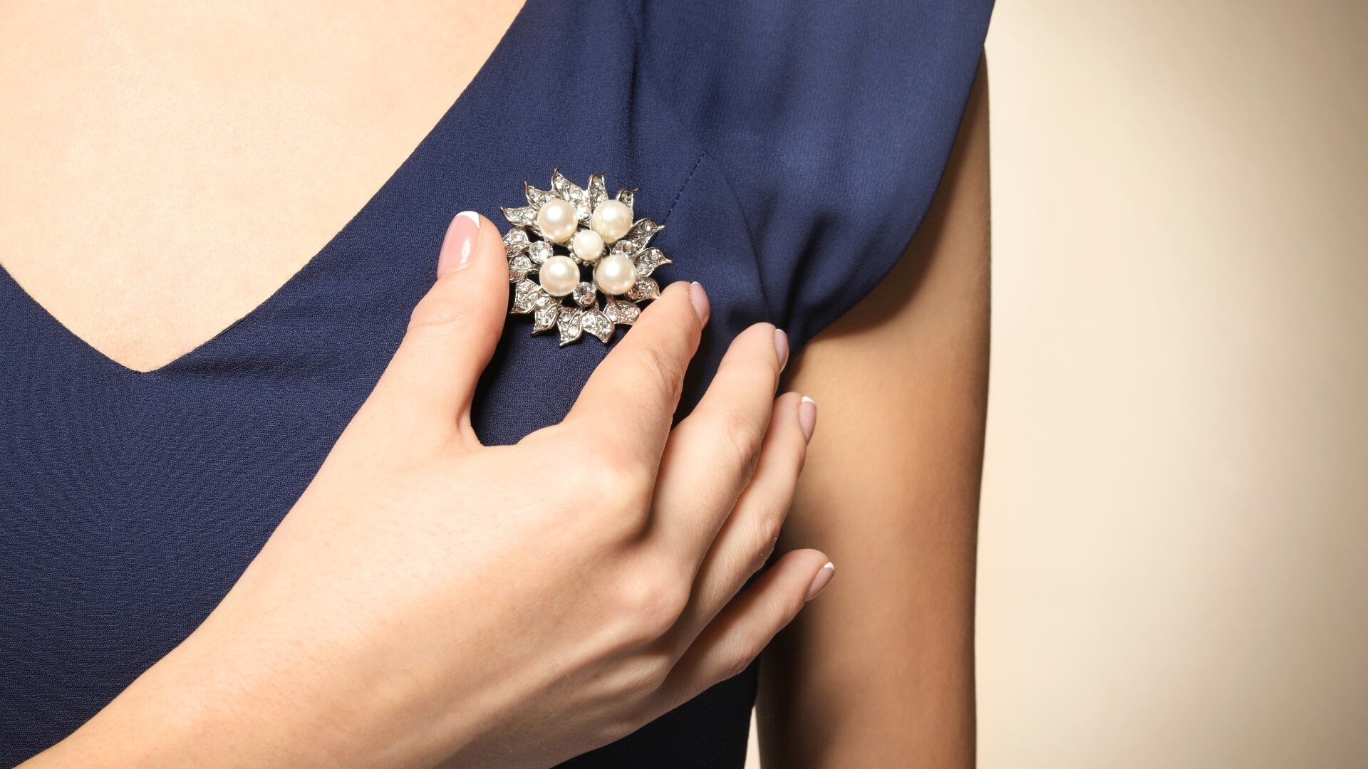 Broszka – jak nosić? Podpowiadamy