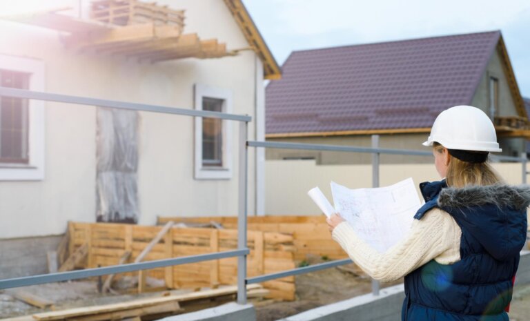 Kiedy montować drzwi zewnętrzne? – Na jakim etapie budowy?