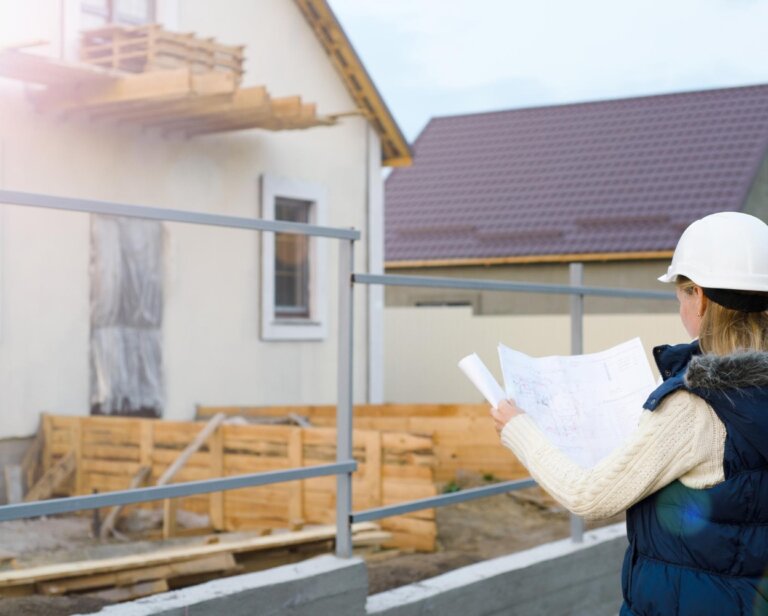 Kiedy montować drzwi zewnętrzne? – Na jakim etapie budowy?