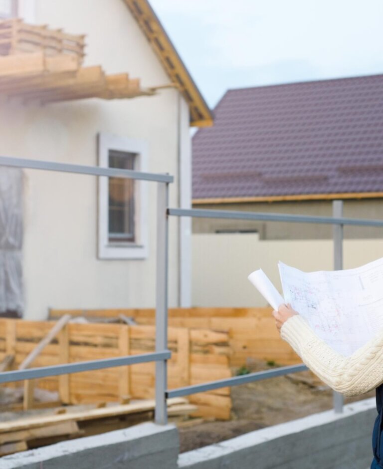 Kiedy montować drzwi zewnętrzne? – Na jakim etapie budowy?