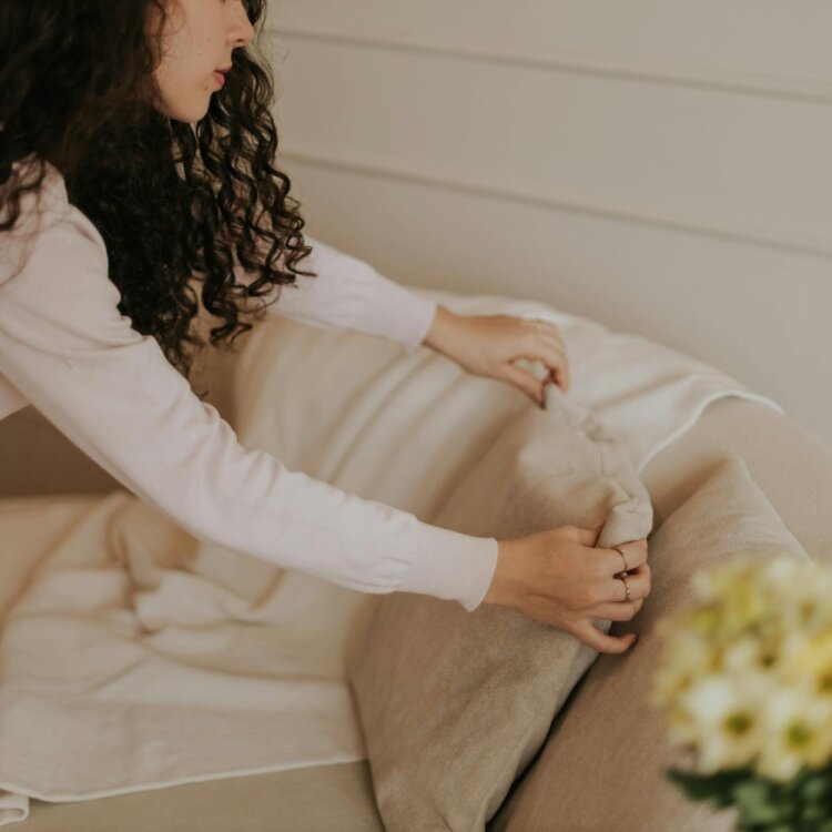 Modny salon w bloku – jak go urządzić małym kosztem?