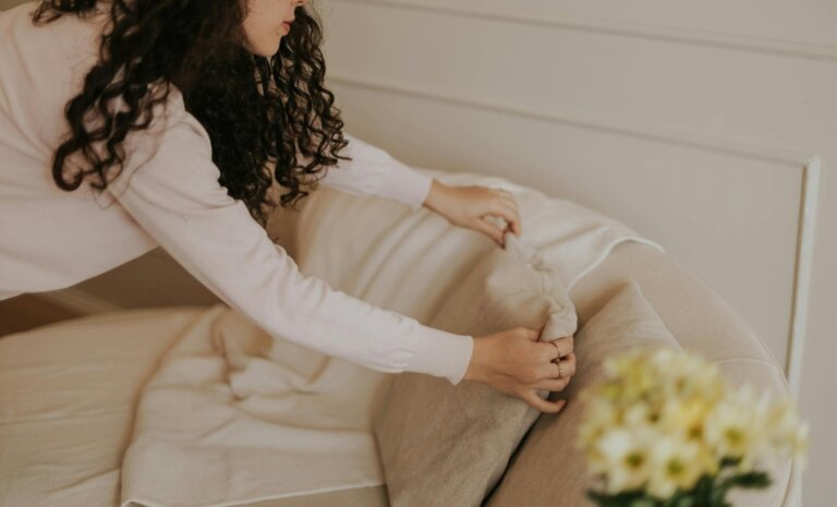 Modny salon w bloku – jak go urządzić małym kosztem?