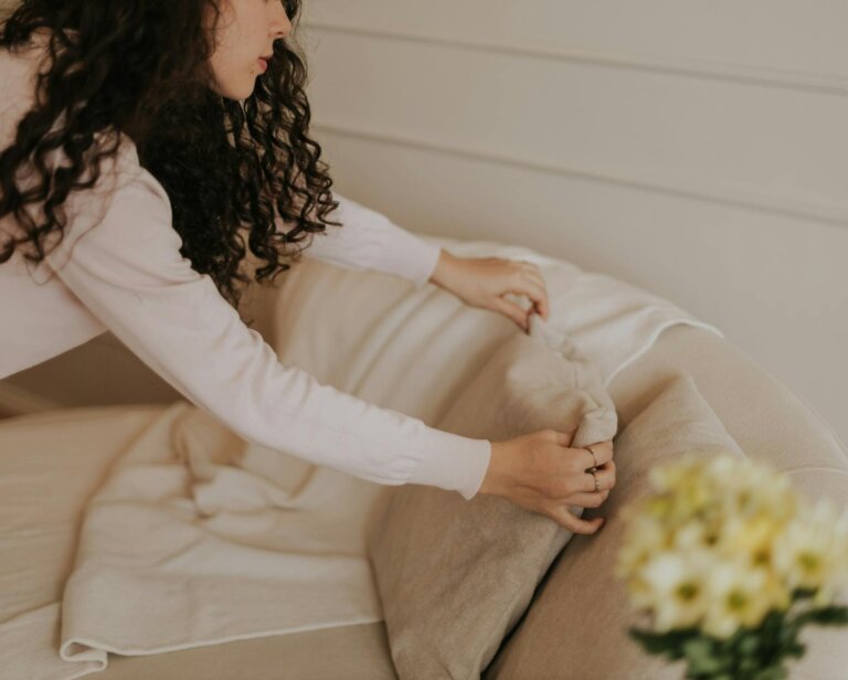 Modny salon w bloku – jak go urządzić małym kosztem?