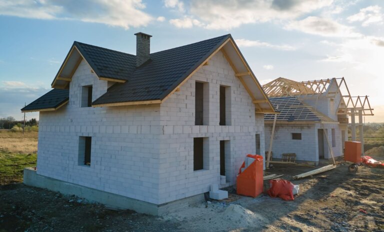 Koszt budowy domu 100m2 pod klucz – cennik na 2026 rok