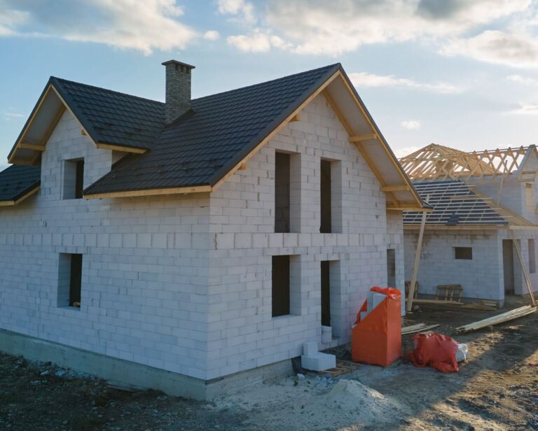 Koszt budowy domu 100m2 pod klucz – cennik na 2026 rok