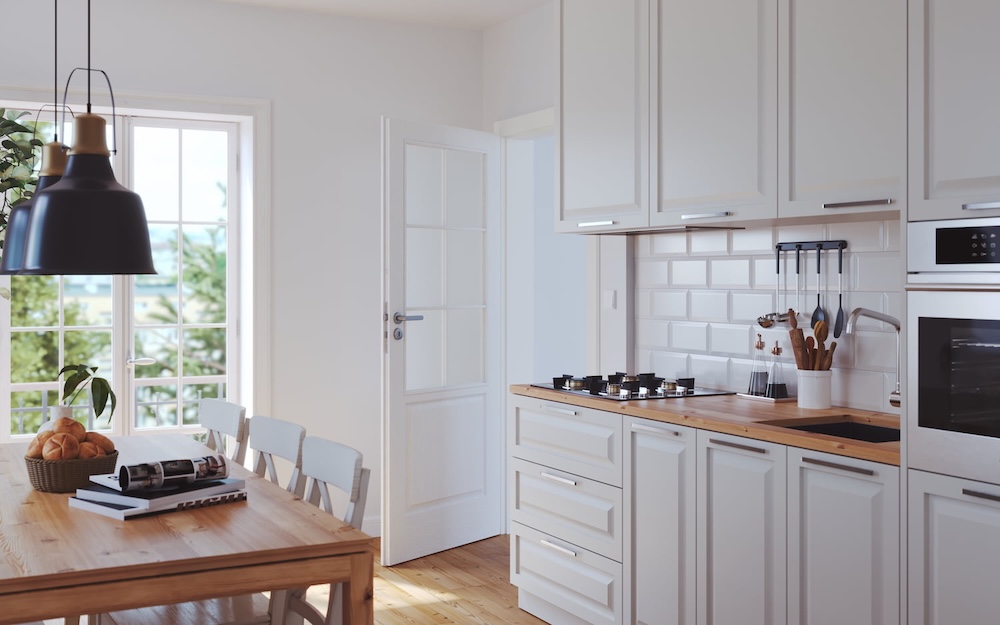 kuchnia z białymi klasycznymi drzwiami 