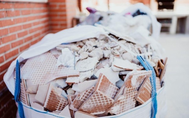 Gospodarowanie odpadami budowlanymi – rozwiązania, które ułatwiają organizację prac