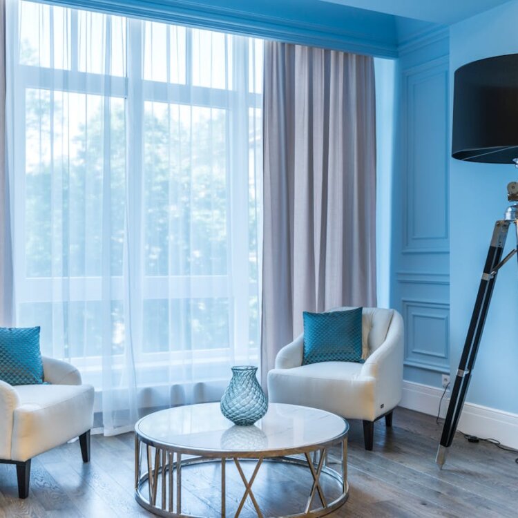 Kształt, proporcja, symetria – jak design lampy wpływa na odbiór wnętrza?