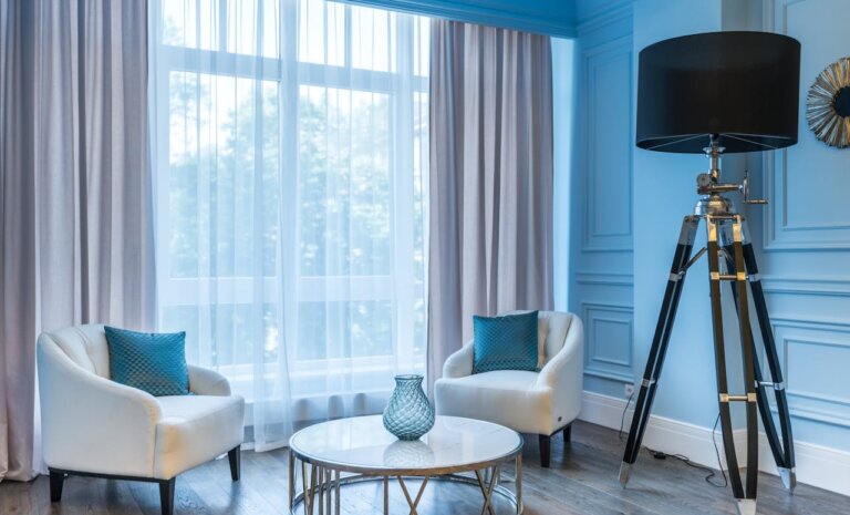 Kształt, proporcja, symetria – jak design lampy wpływa na odbiór wnętrza?