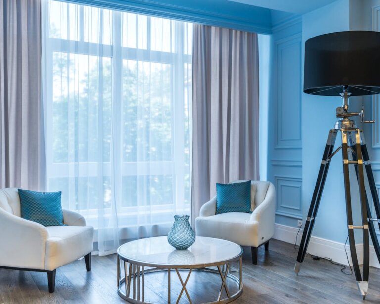 Kształt, proporcja, symetria – jak design lampy wpływa na odbiór wnętrza?