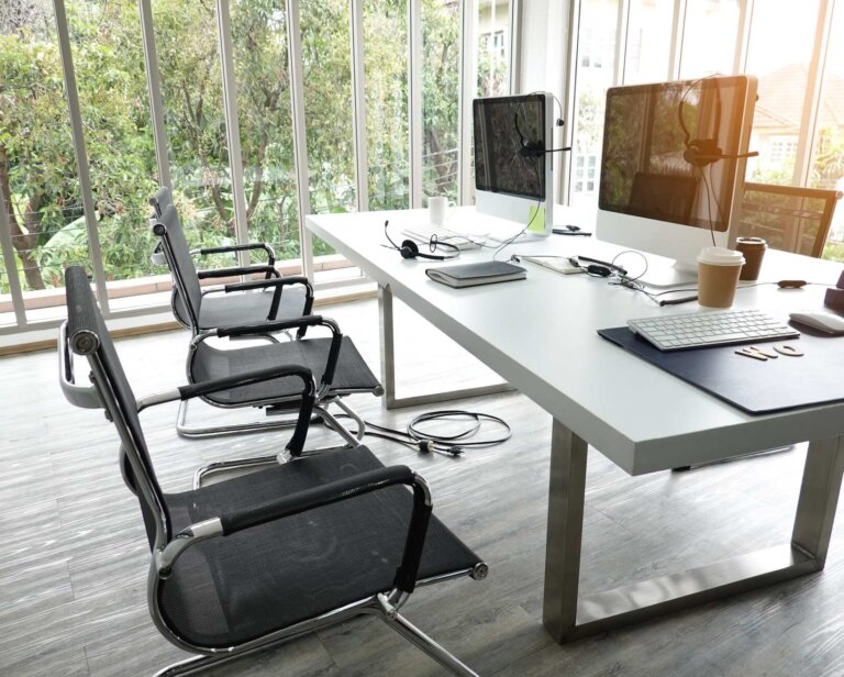 Jak zaprojektować i wyposażyć biuro, które odpowiada na potrzeby nowoczesnej firmy? Poradnik